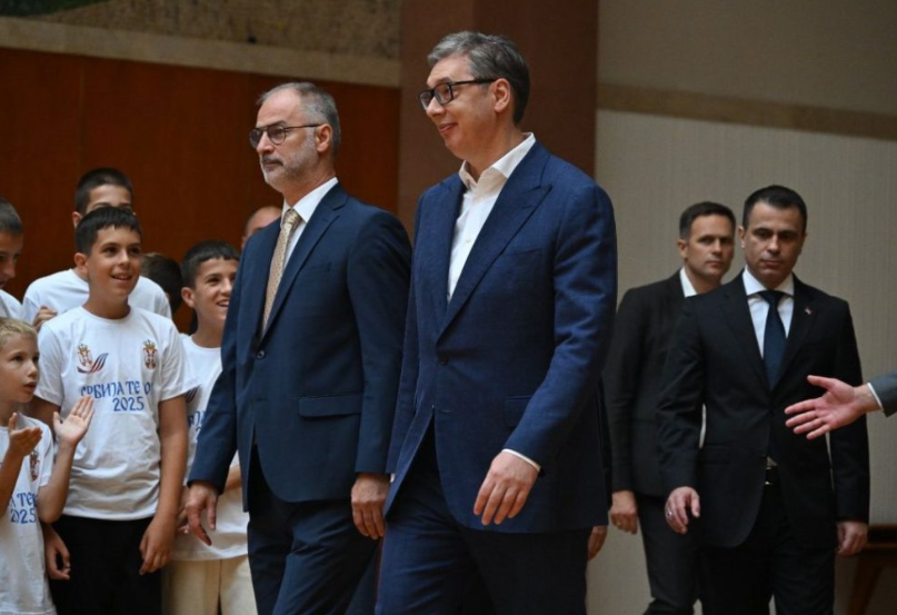 shqiptaret-ne-ministrine-per-sistem-politik-pa-sigurim-shendetesor-denoncime-per-presion-dhe-metoda-udbashe-te-stoilkovicit