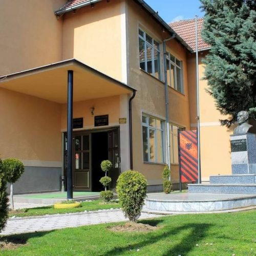 E mbikualifikuar për punë  Mësuesja me master refuzohet  përparësi merr kandidatja me mesatare më të lartë