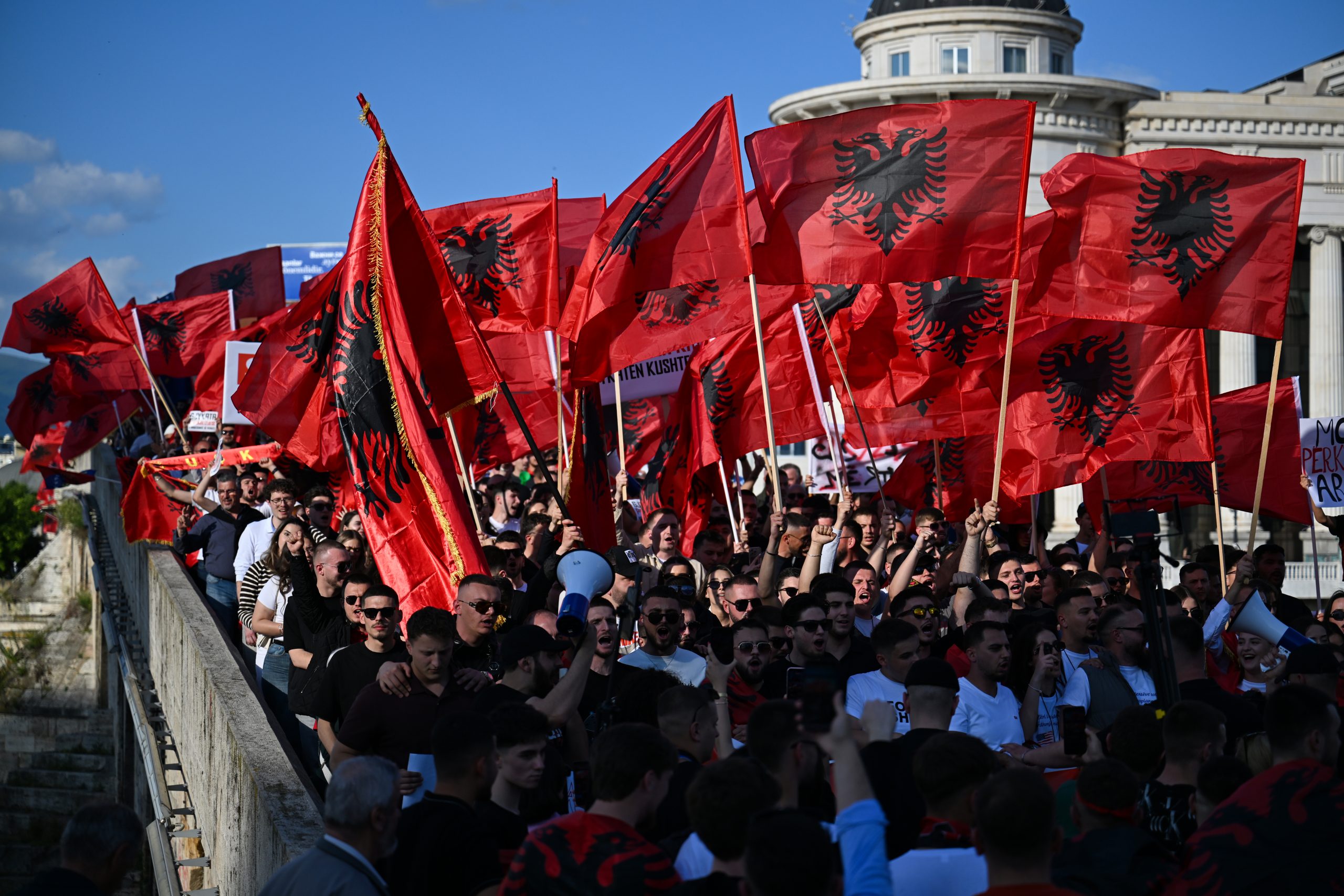 Mbajtja e studentëve në kufi   a është Dogana përgjegjëse për ruajtjen e rendit dhe sigurisë në shoqëri 