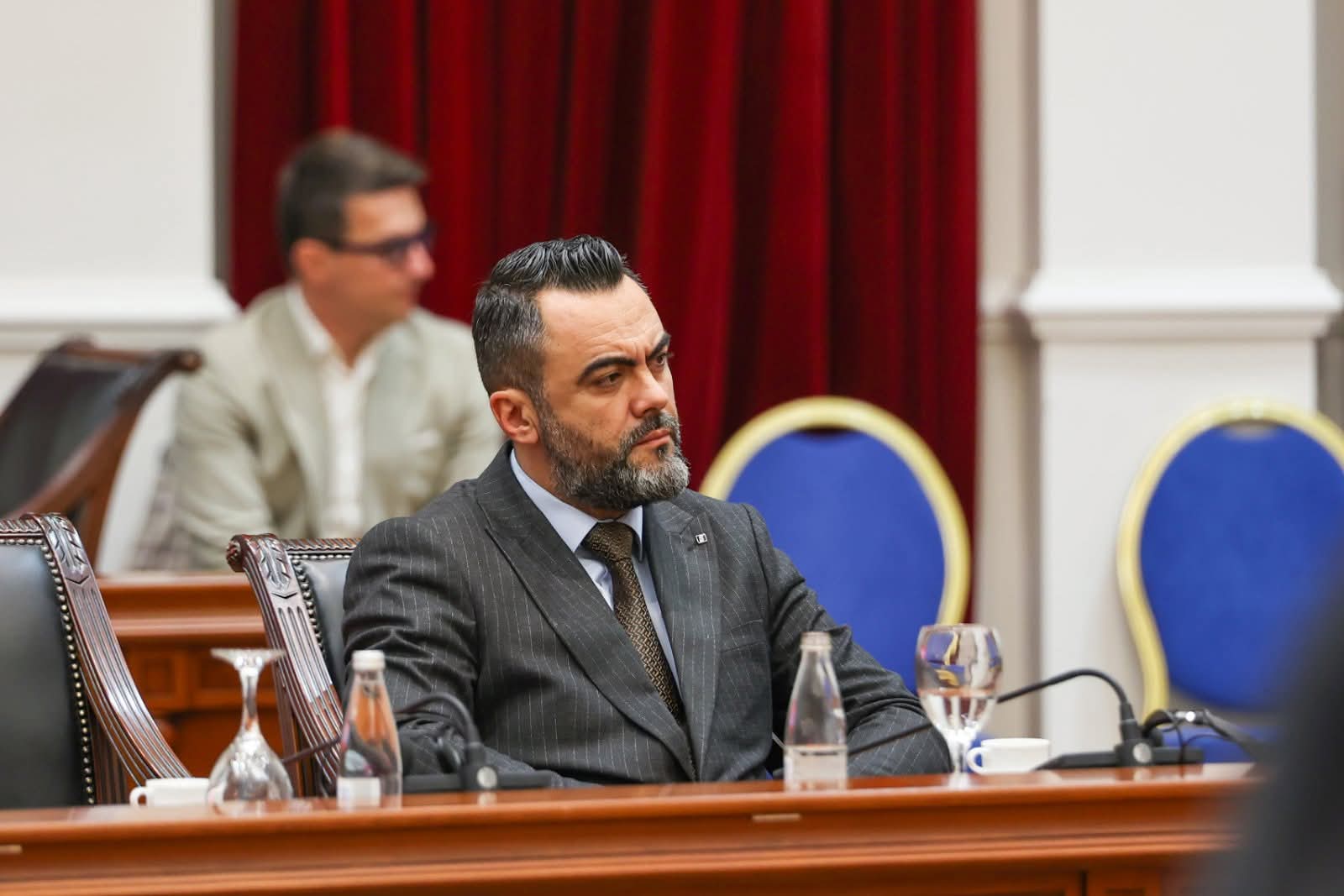 Sulejmani  Procedura për librin e shqipes ishte ligjore  dorëheqjet dhe dokumentet hapin dyshime të reja